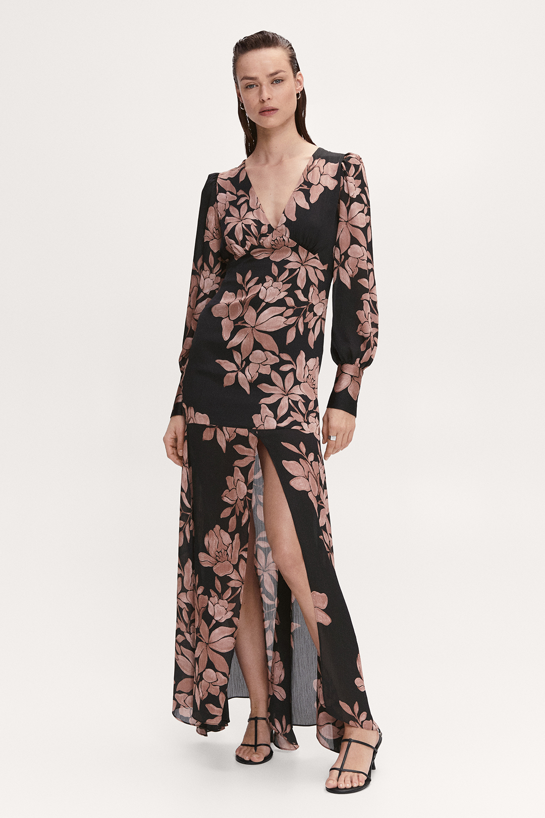 Robe longue fleurie Mango (30 euros la location 4 jours).