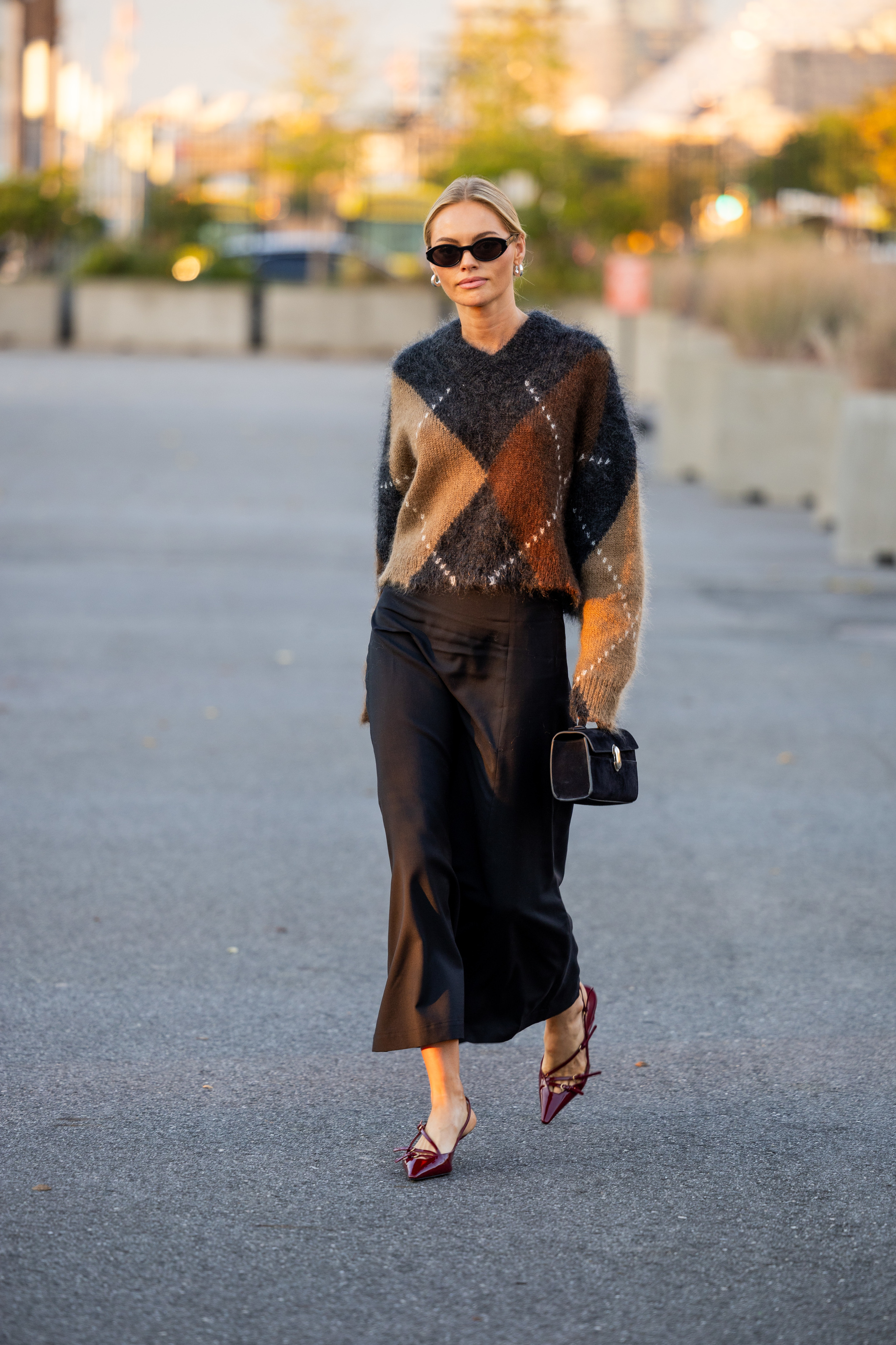 Jupe midi et pull, le meilleur uniforme de la saison.
