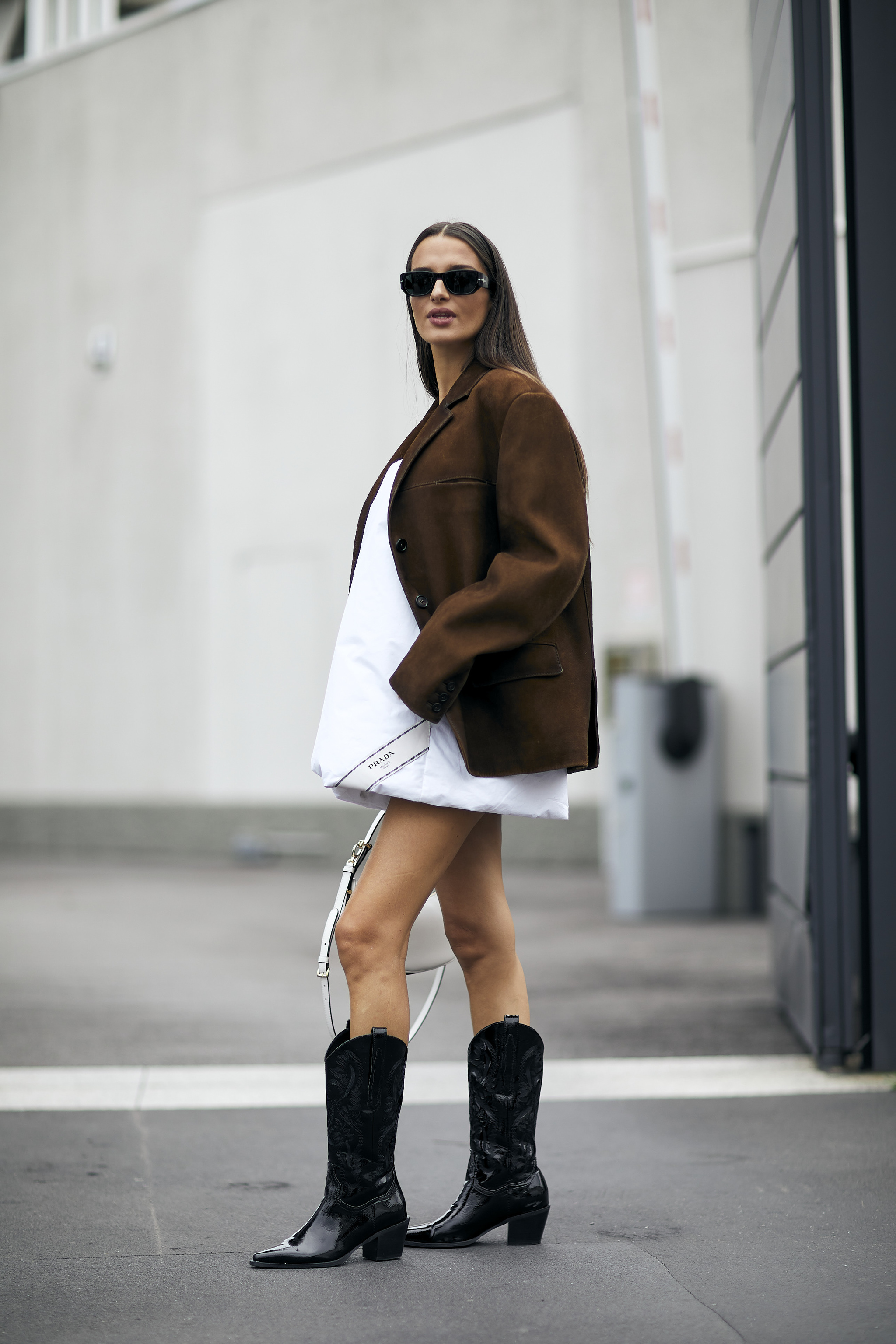 Robe courte et santiags, un mix réussi.