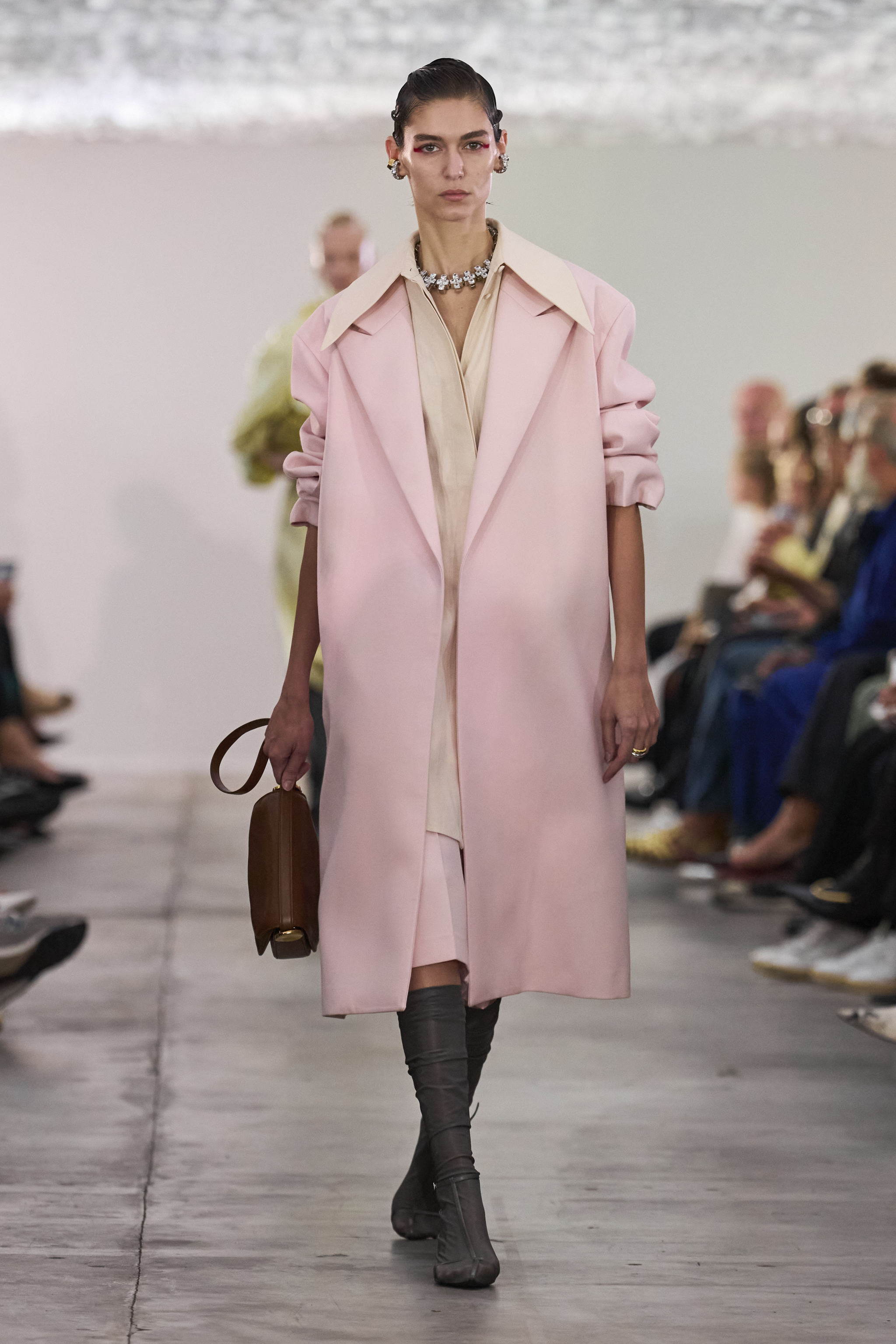 Look du défilé Jil Sander printemps-été 2024.