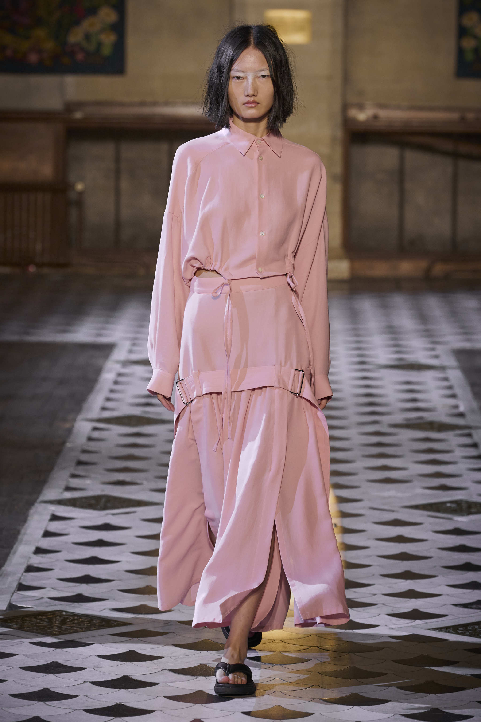 Look rose poudré du défilé Ujoh printemps-été 2024.