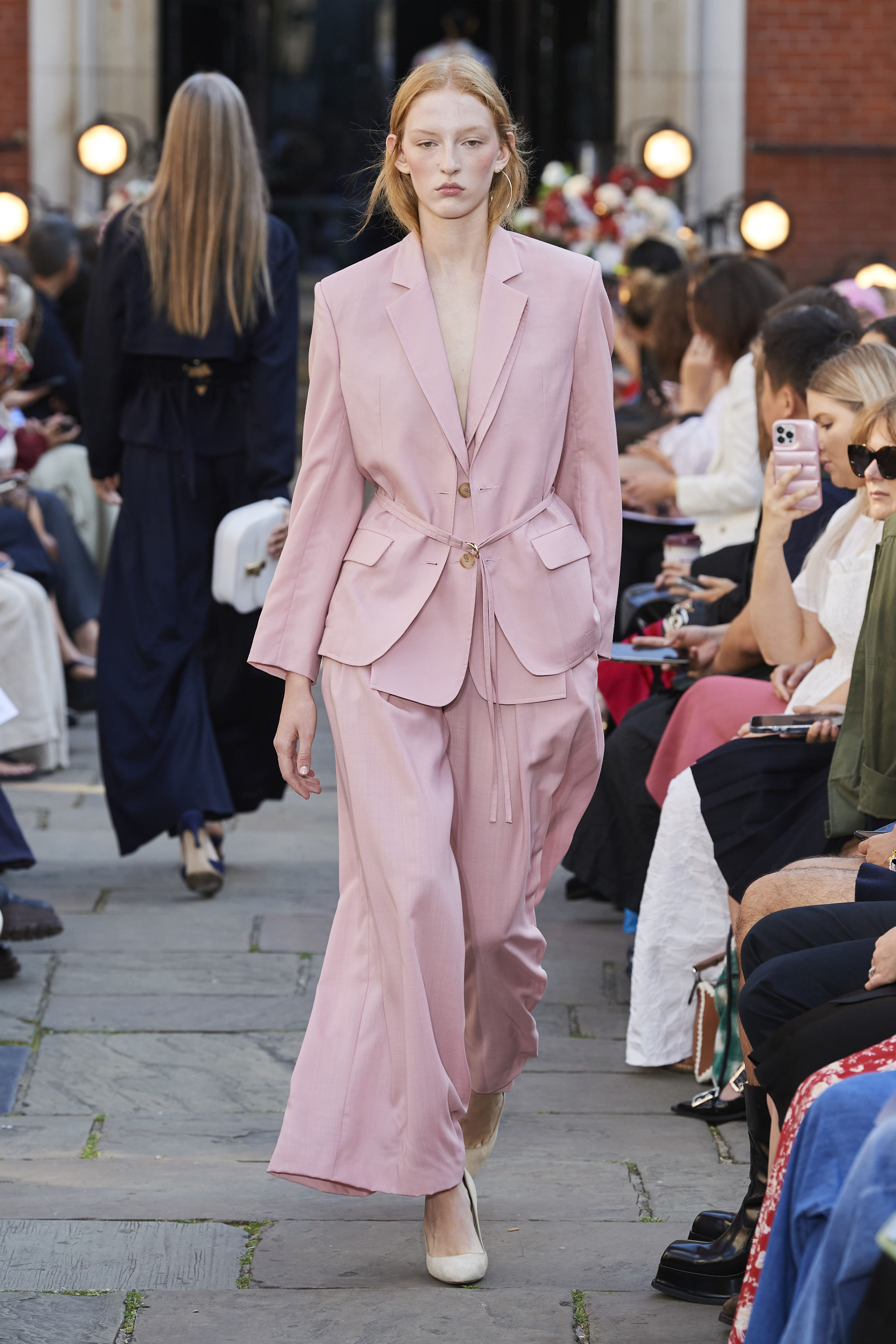Look du défilé Eudon Choi printemps-été 2024.