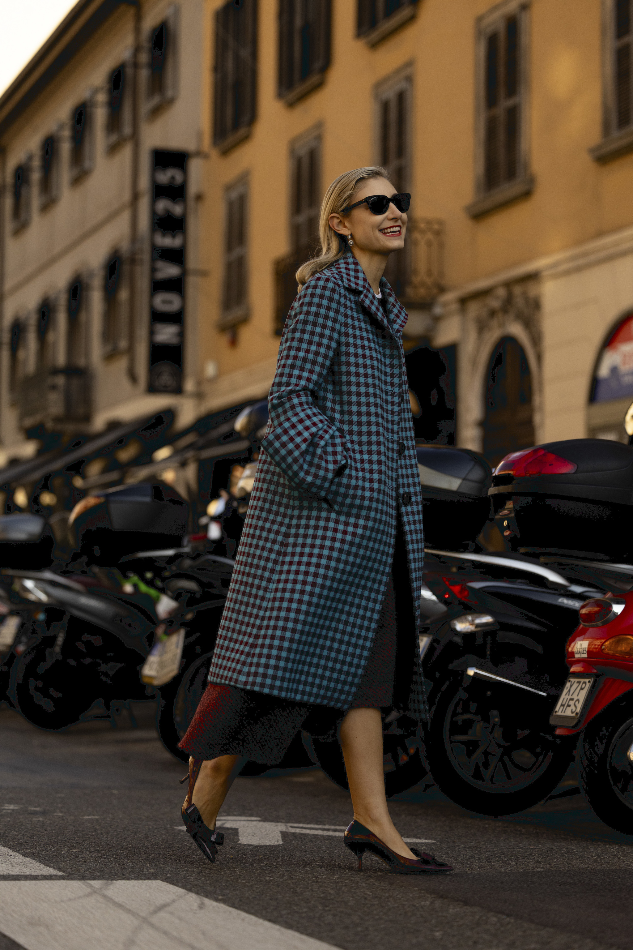Jenny Wlaton avec un manteau esthétique vintage.