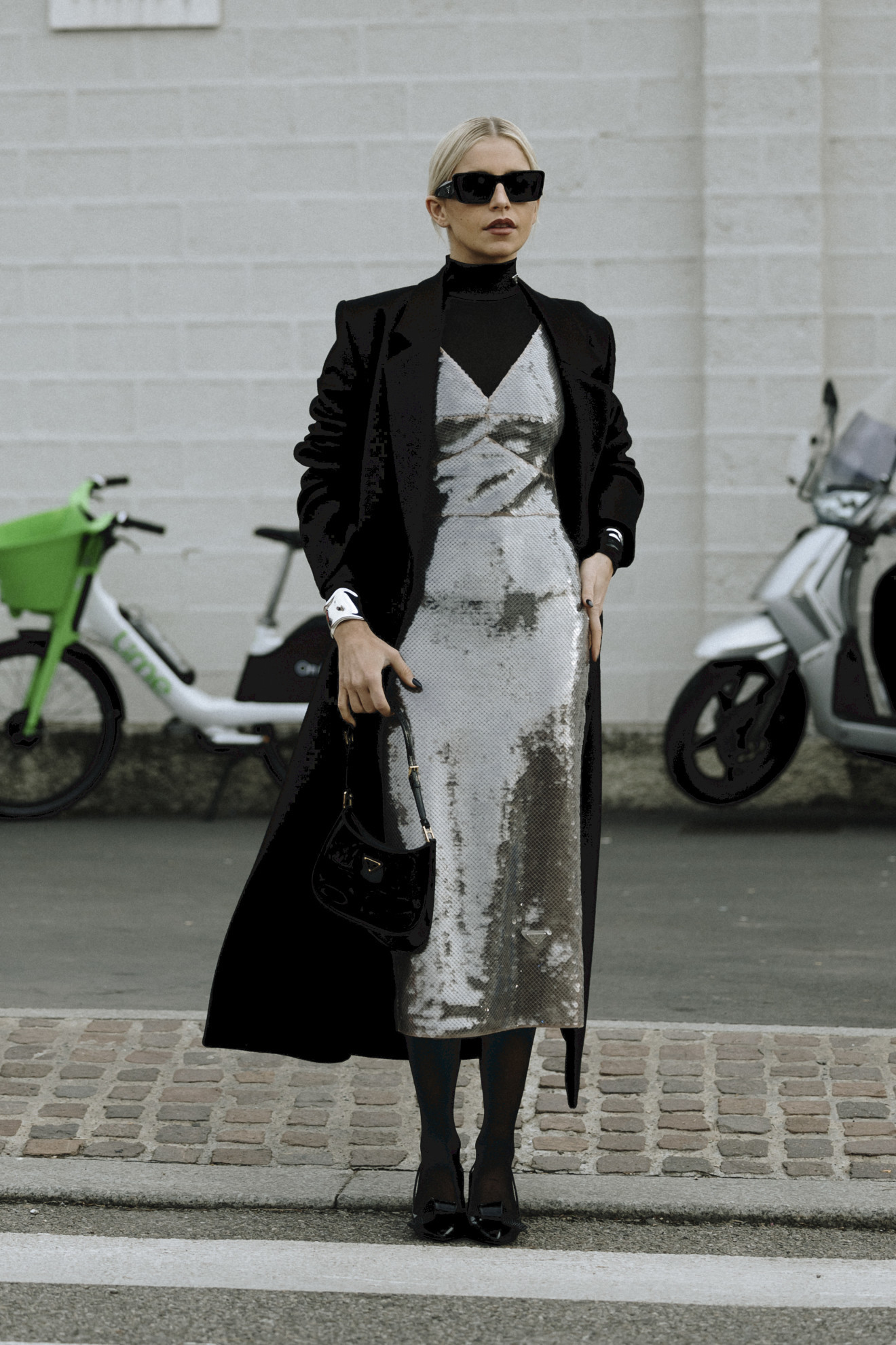 Carolina Daur avec un manteau noir.