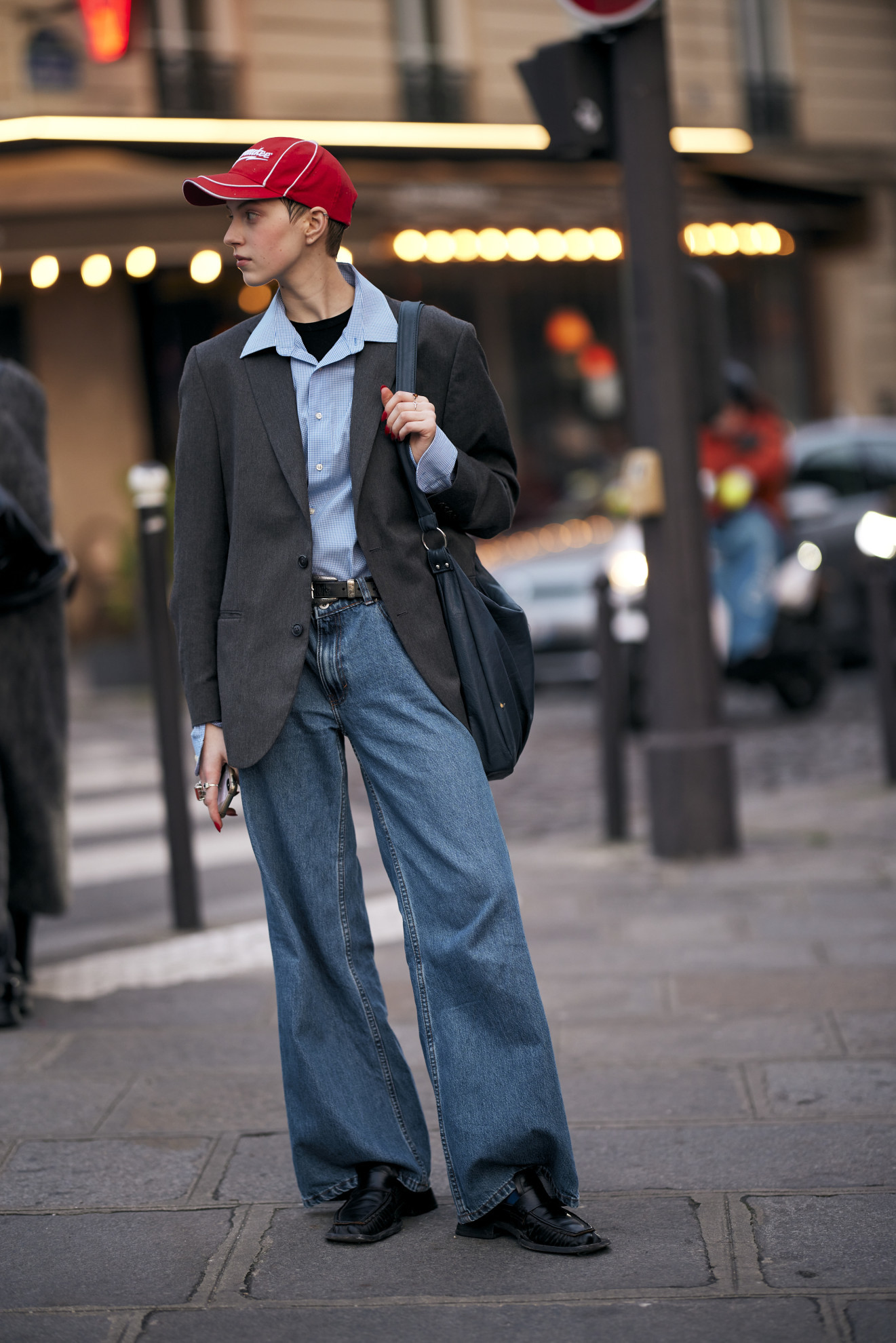 Le jean et le blazer se portent dans une touche oversize.