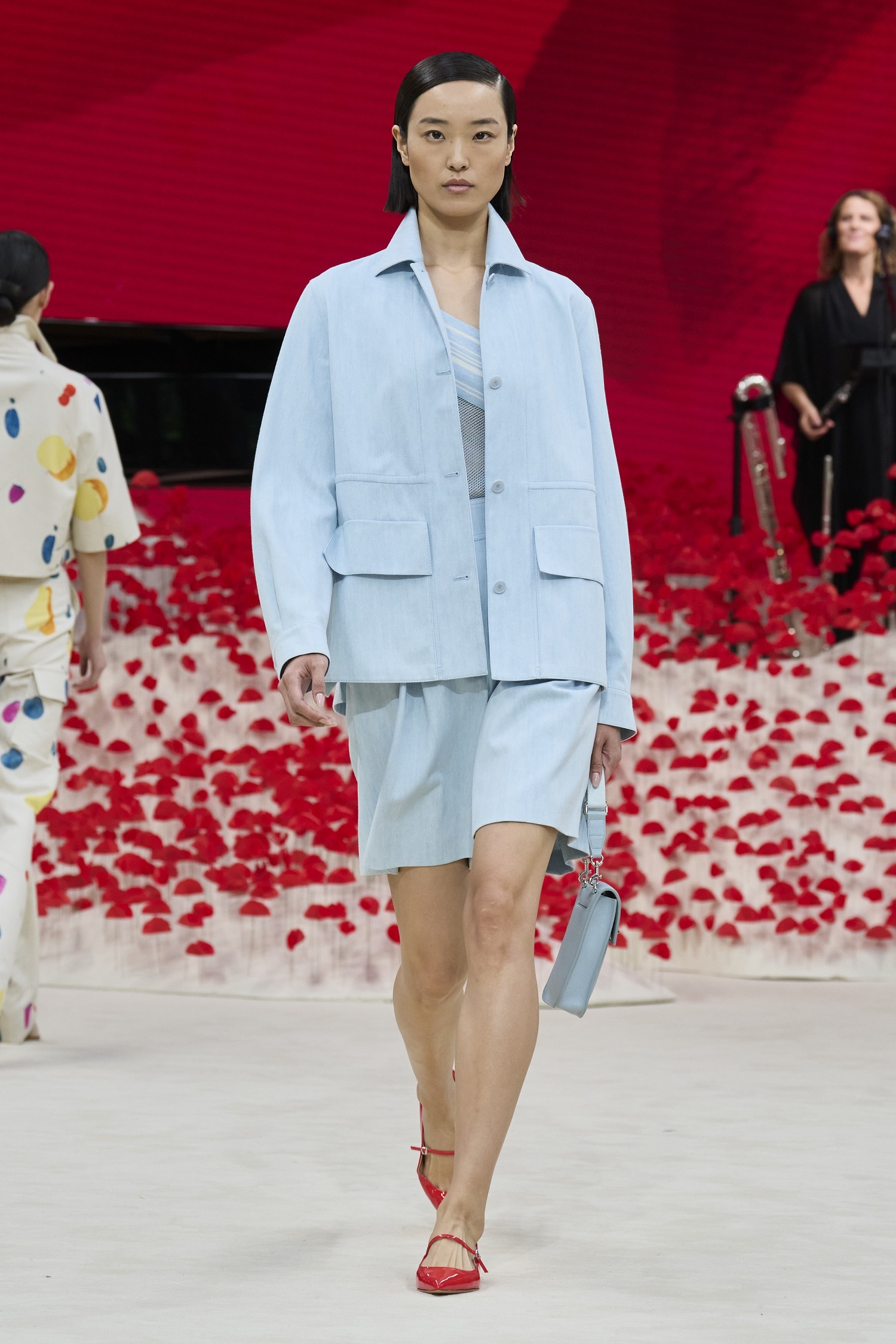 Look bleu ciel du défilé Akris printemps-été 2024.