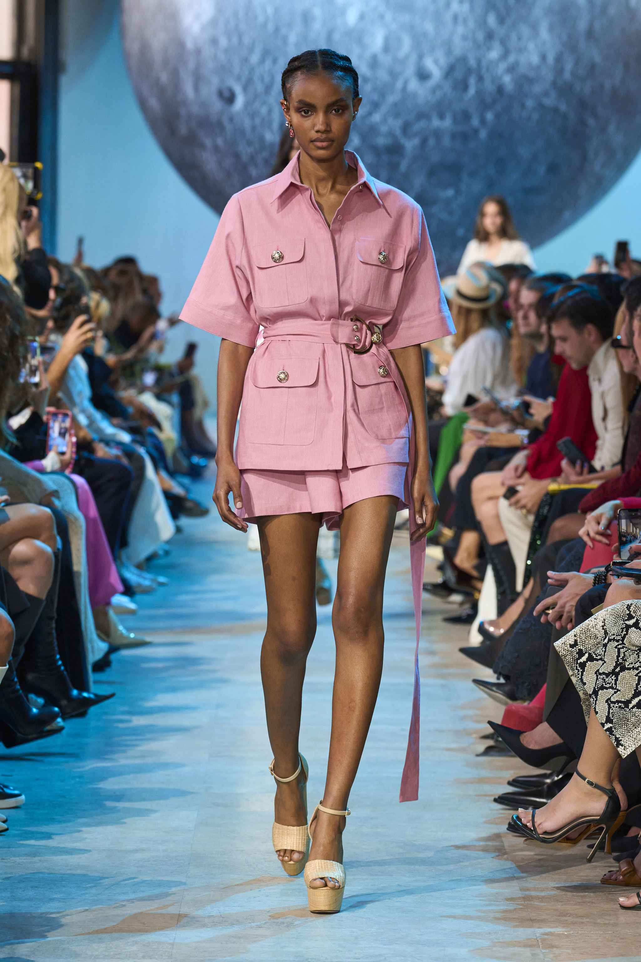 Look vieux rose du défilé Elie Saab printemps-été 2024.