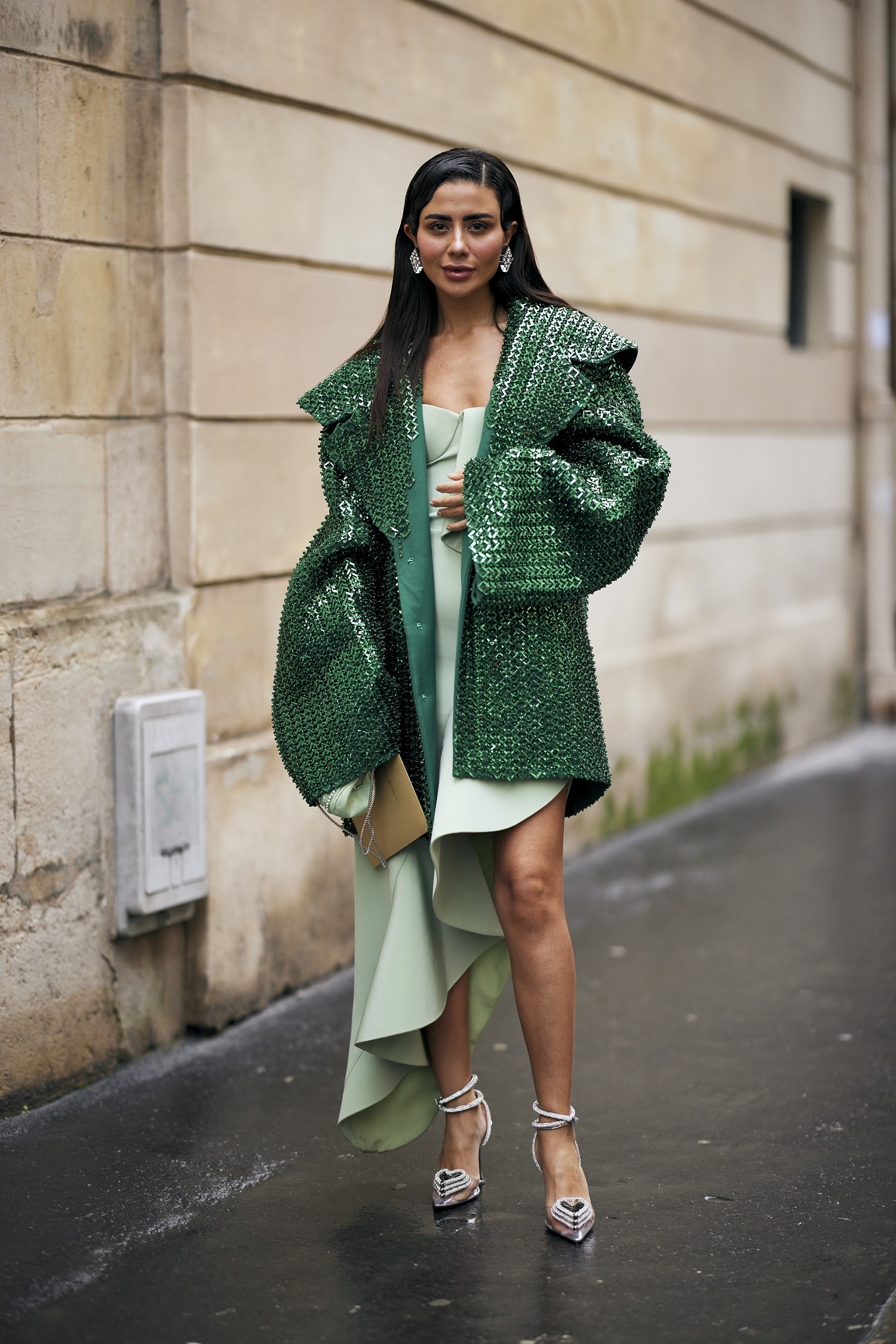 Robe vert menthe avec veste vert émeraude.