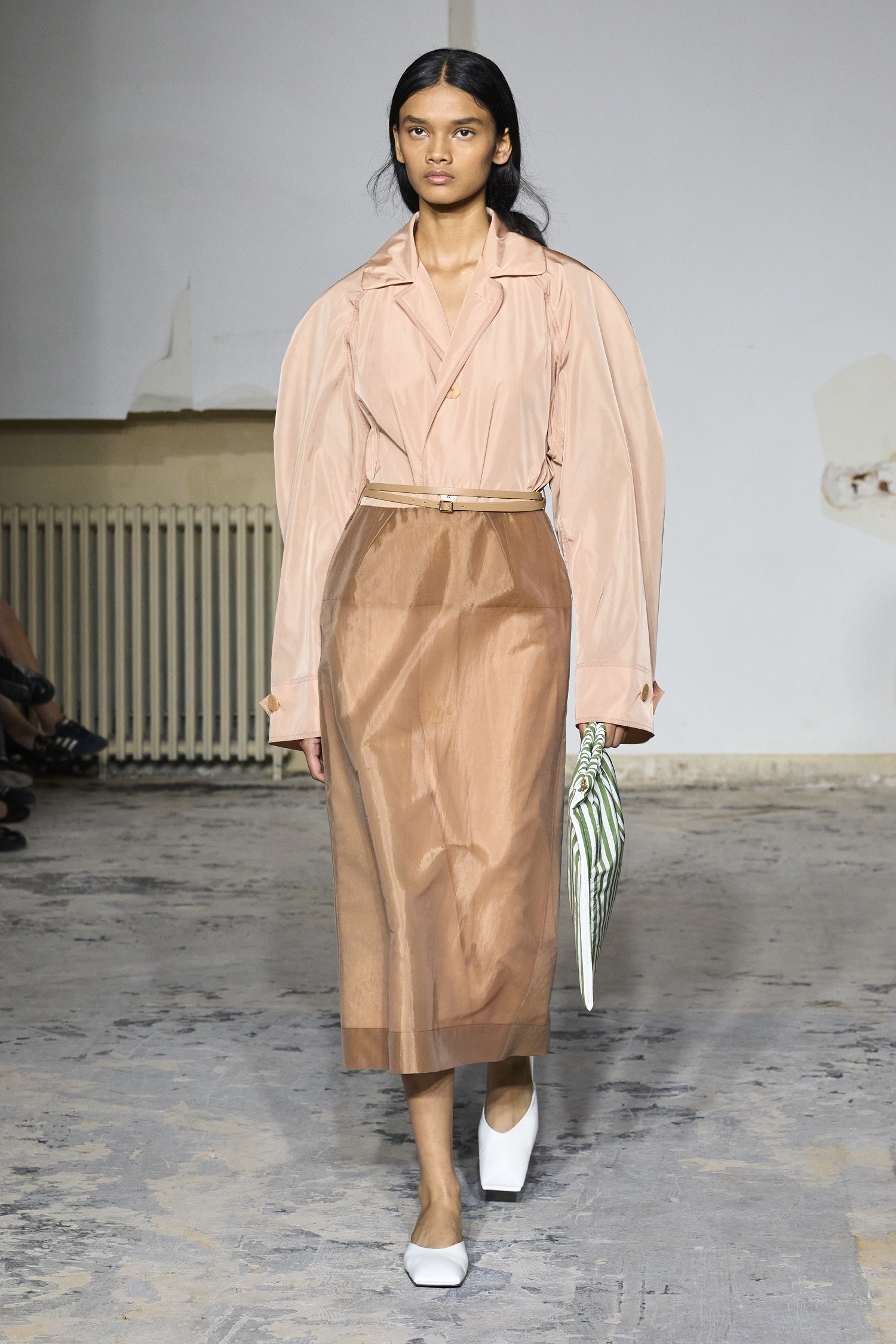 Adoptez des tons pastel lors du défilé Carven printemps-été 2024.