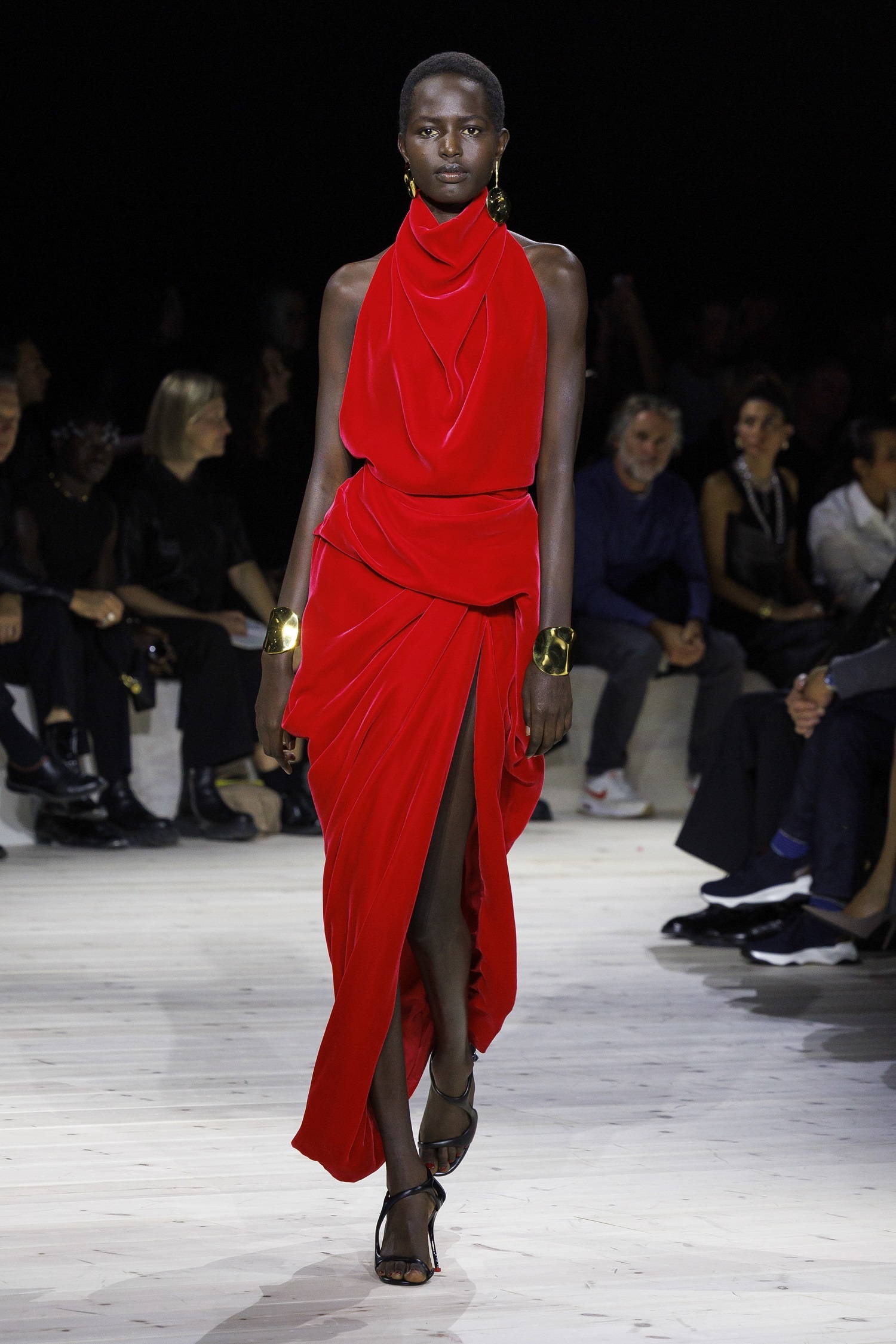 Look rouge cerise du défilé Alexander McQueen printemps-été 2024.