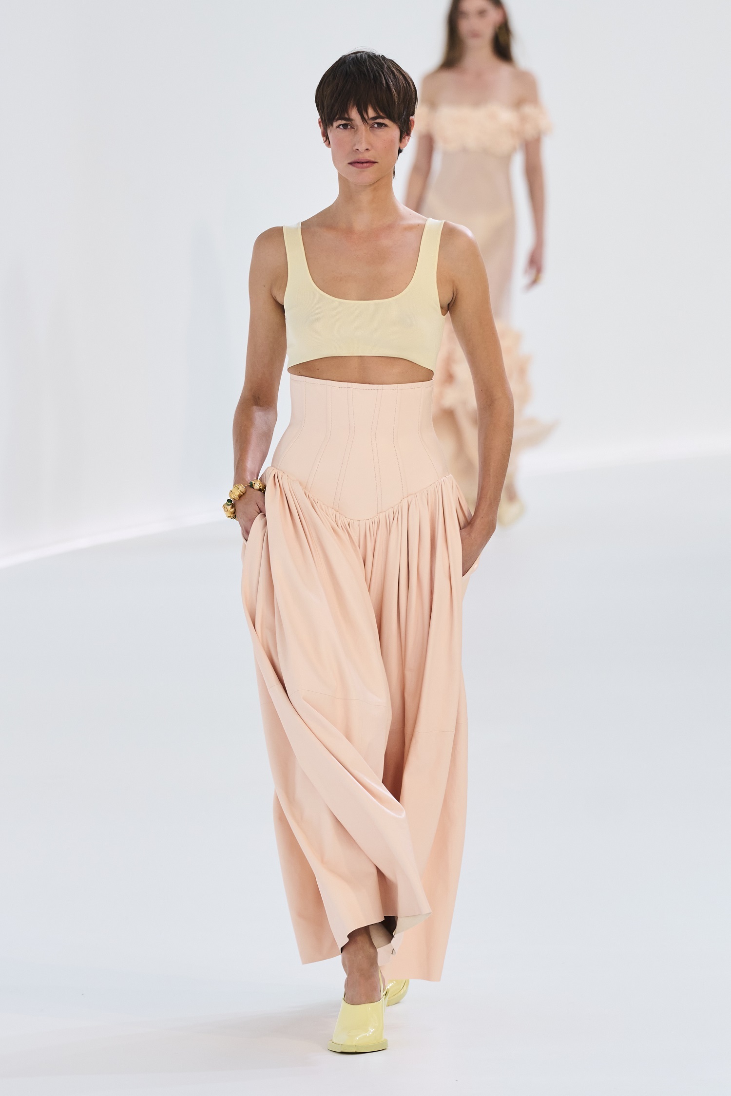 Adoptez des tons pastel lors du défilé Zimmermann printemps-été 2024.