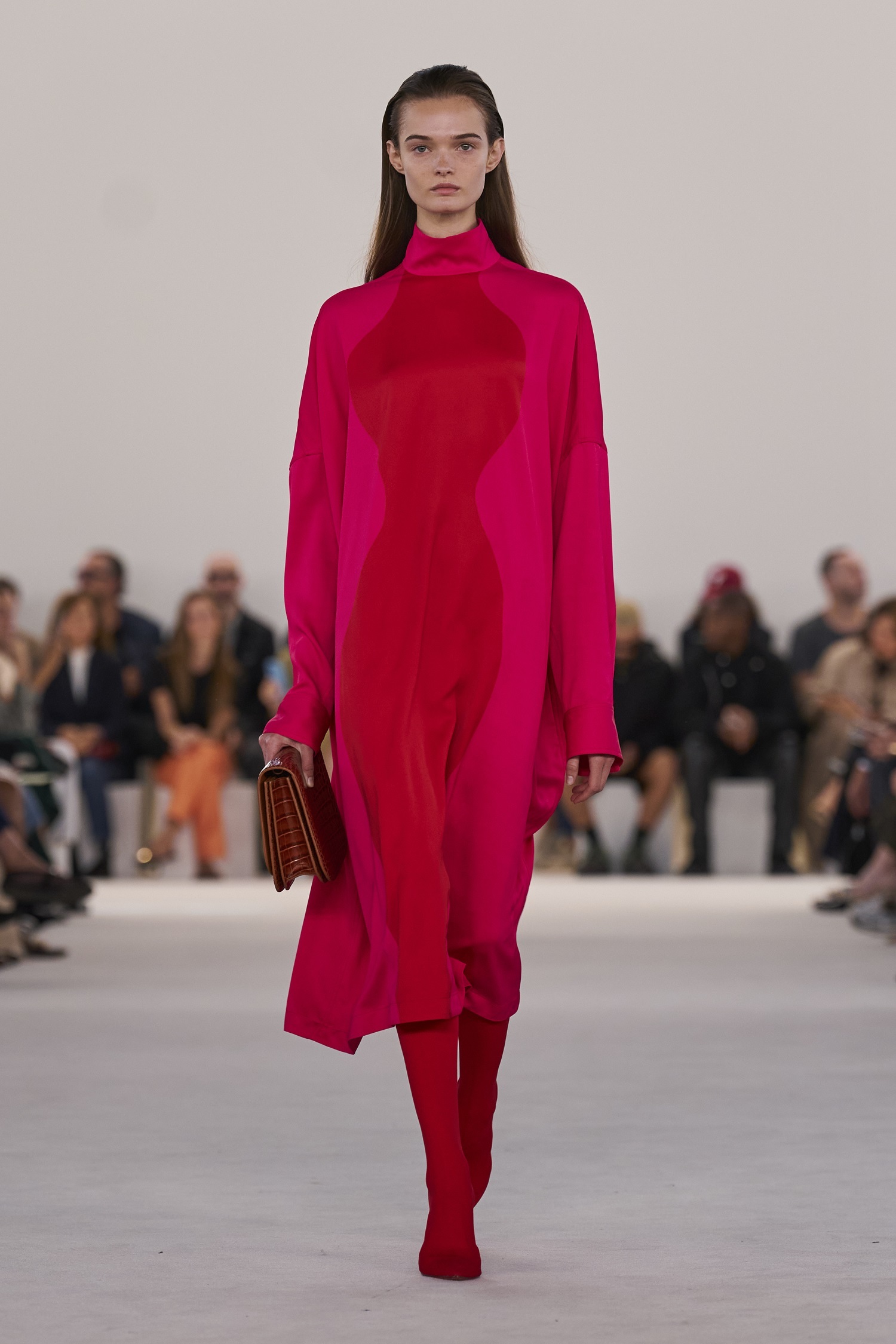 Look rouge cerise du défilé Salvatore Ferragamo printemps-été 2024.
