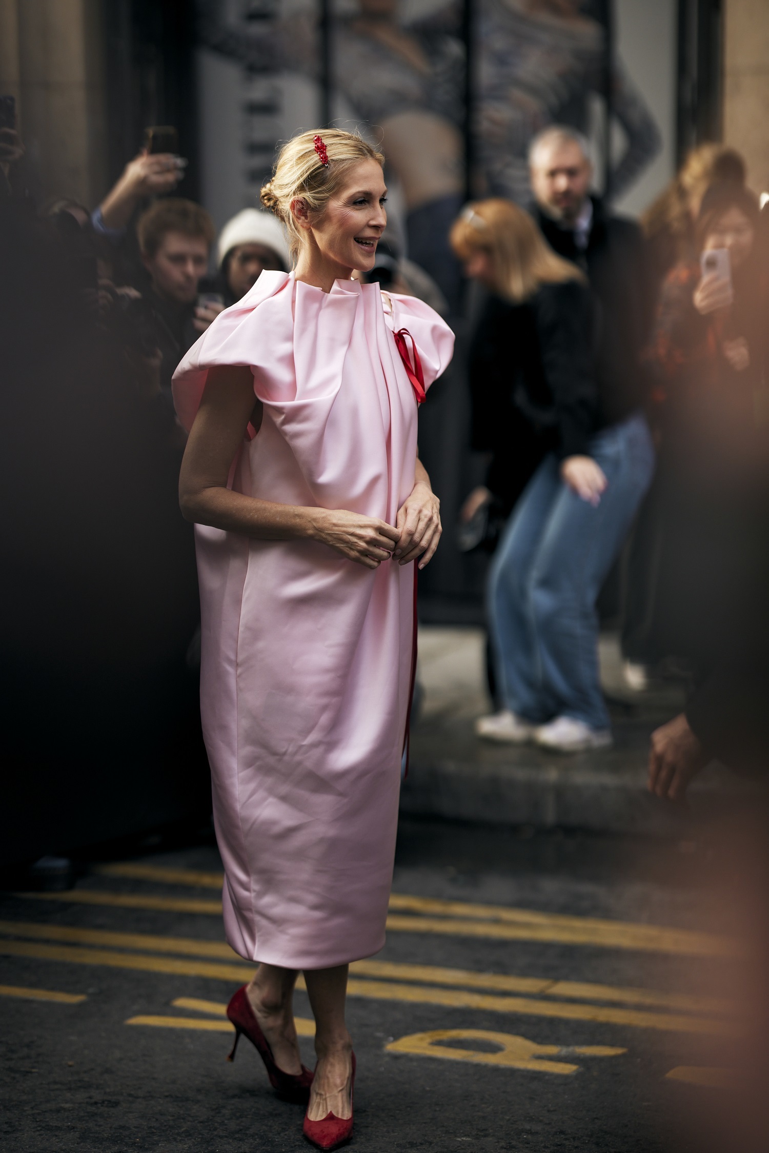 Robe rose poussiéreuse avec escarpins en daim bordeaux.
