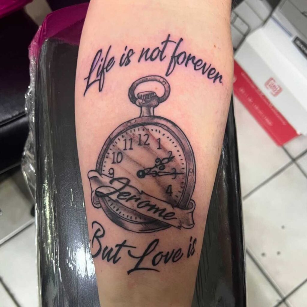 Tatouage de montre de poche à l'encre noire avec une citation inspirante 