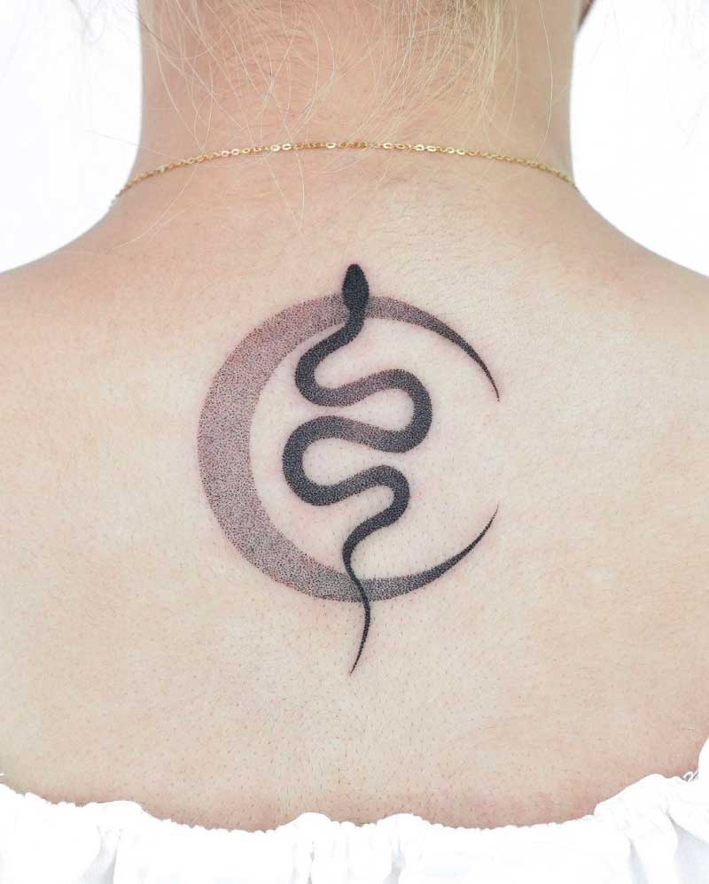 Tatouage unalome abstrait avec un motif serpentin sur la nuque, symbolisant le chemin de la vie et le voyage spirituel.