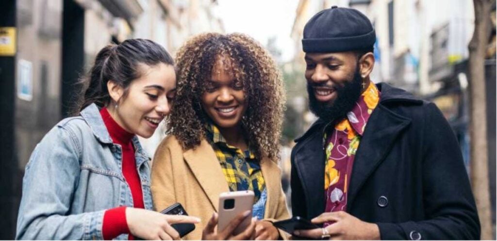 Le rôle des médias sociaux dans l'élévation des vestes en cuir au rang d'icône dans le monde de la mode