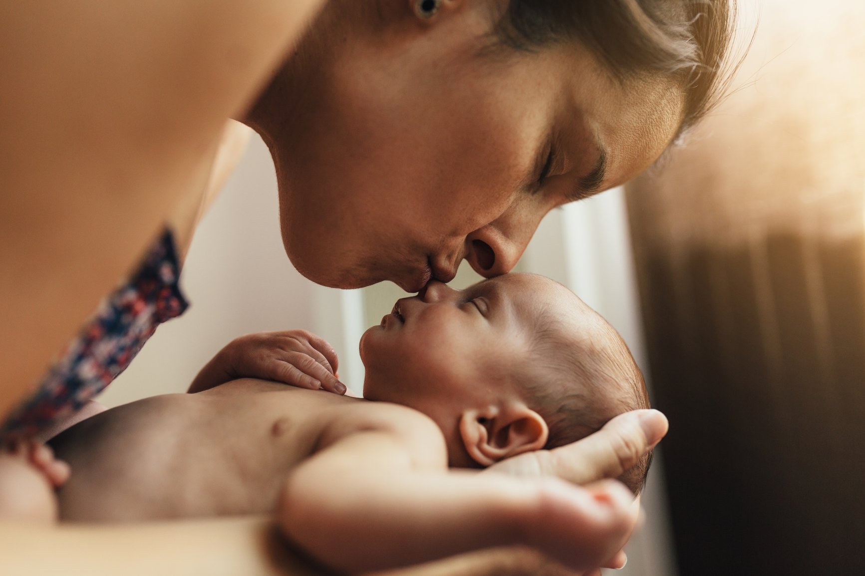 Maman embrassant bébé