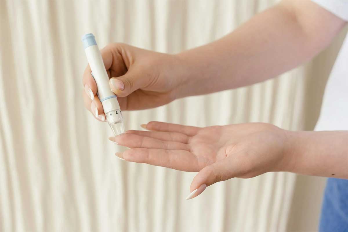 How does semaglutide control blood sugar?