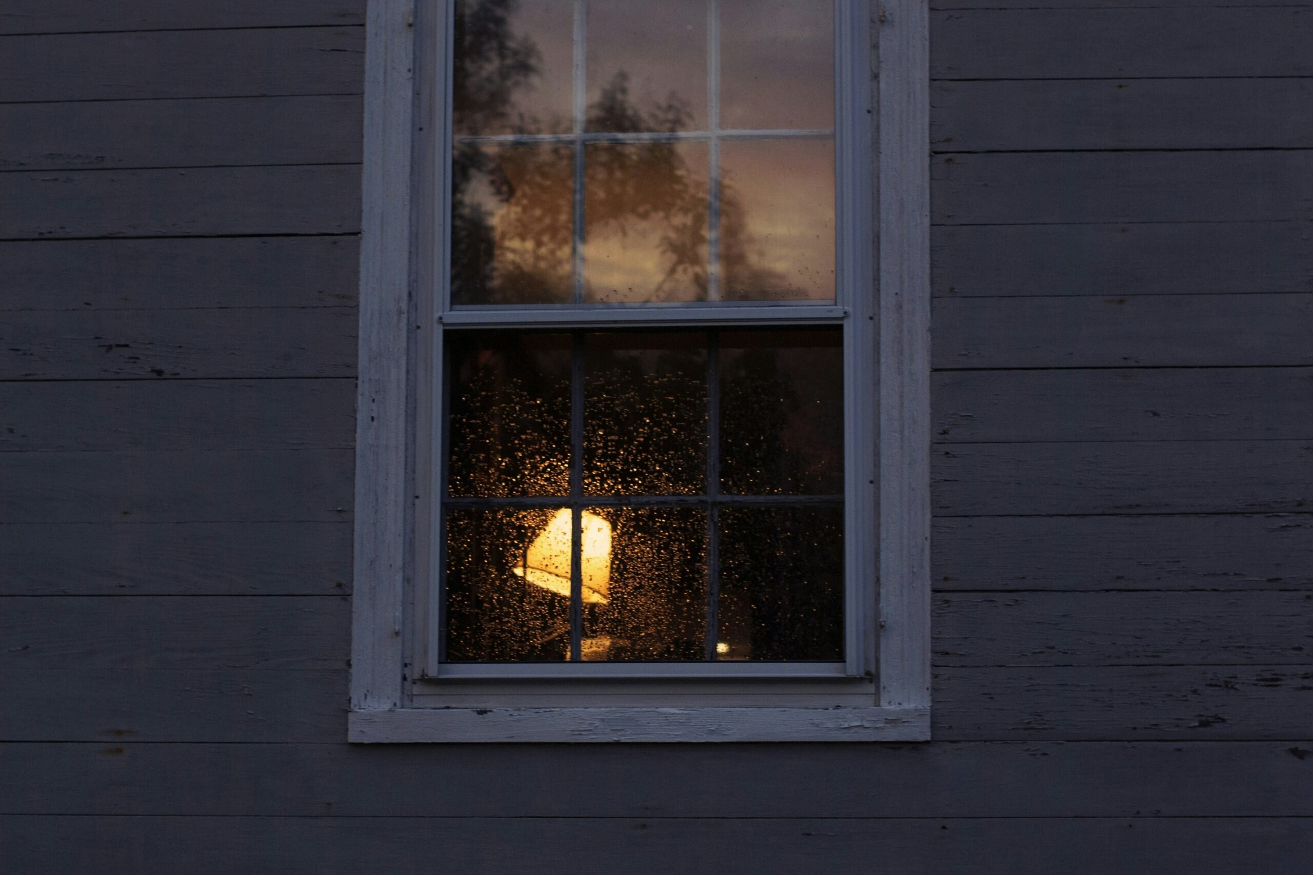 fenêtre de maison la nuit