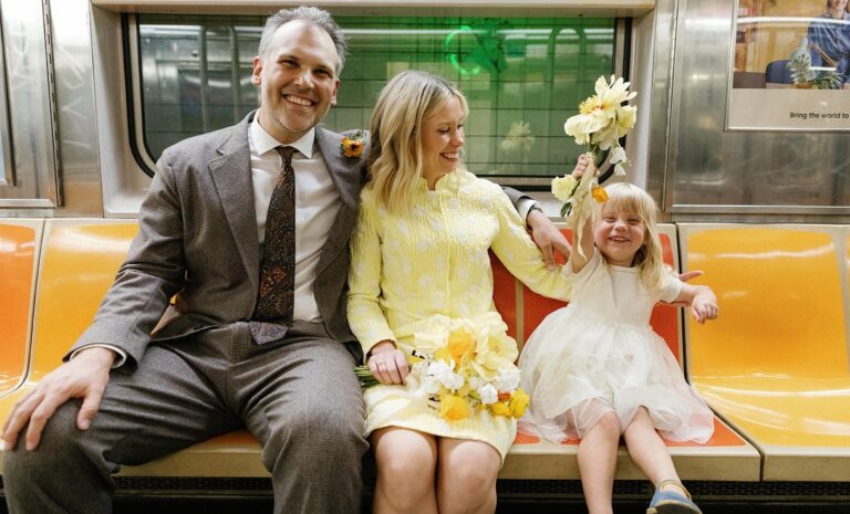 Un mariage à l’hôtel de ville avec un invité spécial à la remorque