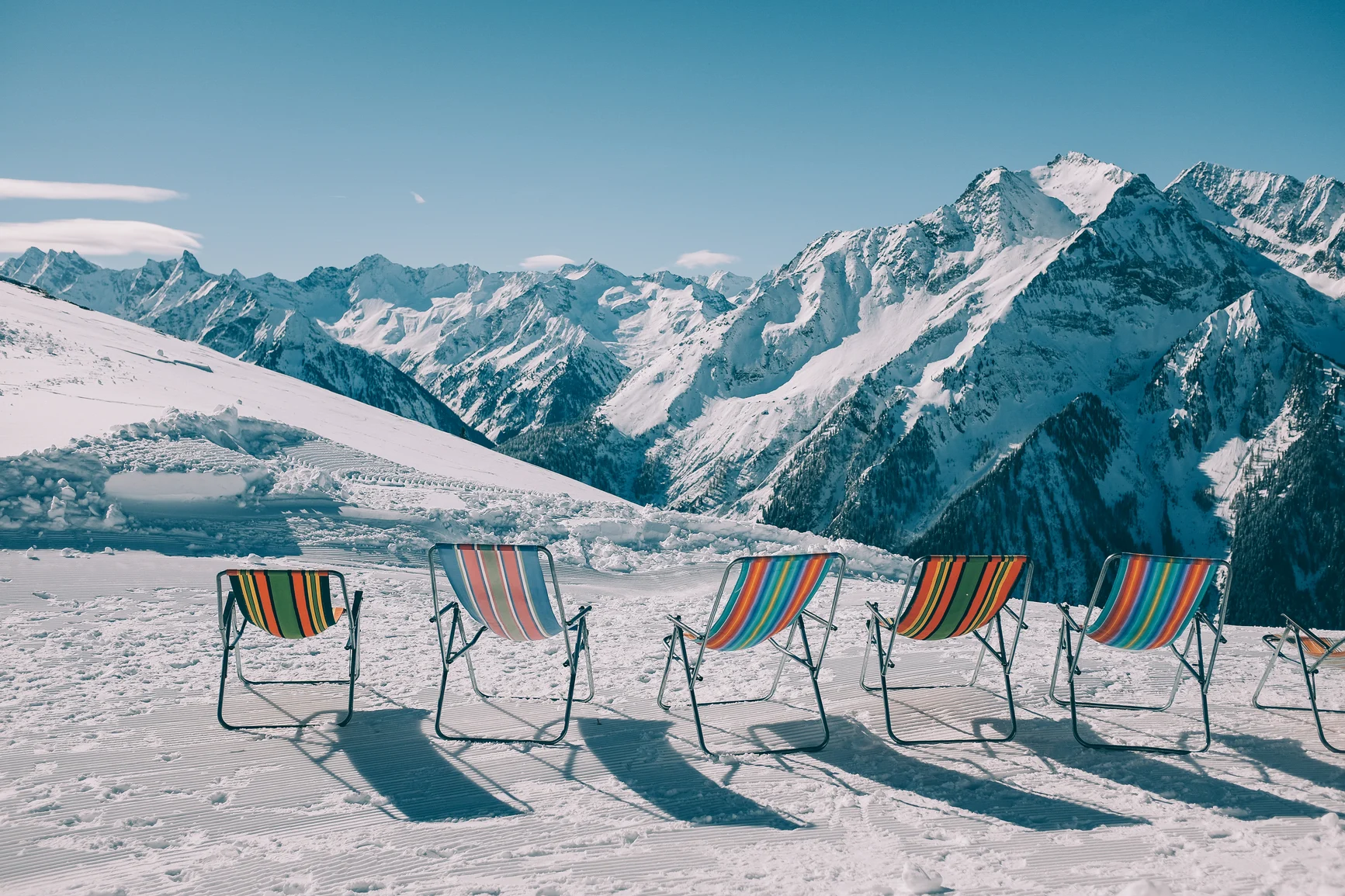 chaises longues sur la montagne enneigée de ski