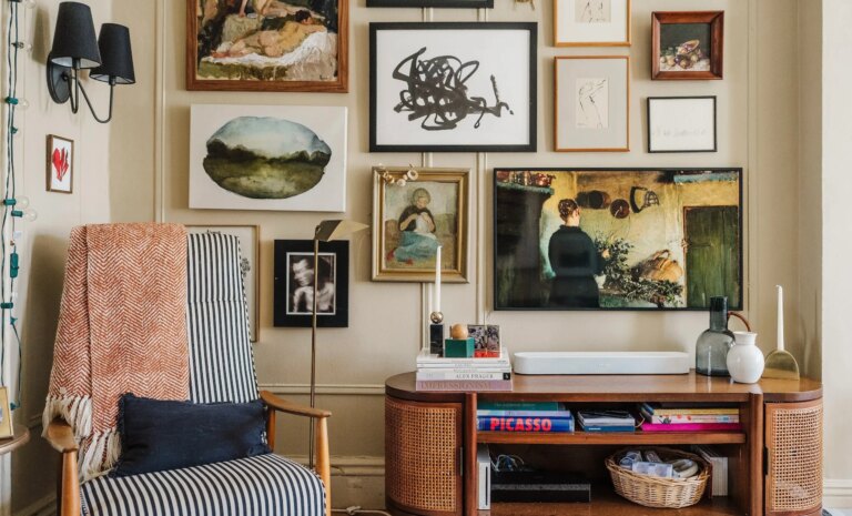 La maison d'Alison Piepmeyer est remplie de livres et de peintures « dramatiques »