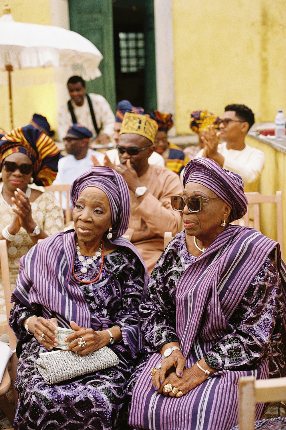 un mariage nigérian coloré avec beaucoup de danse