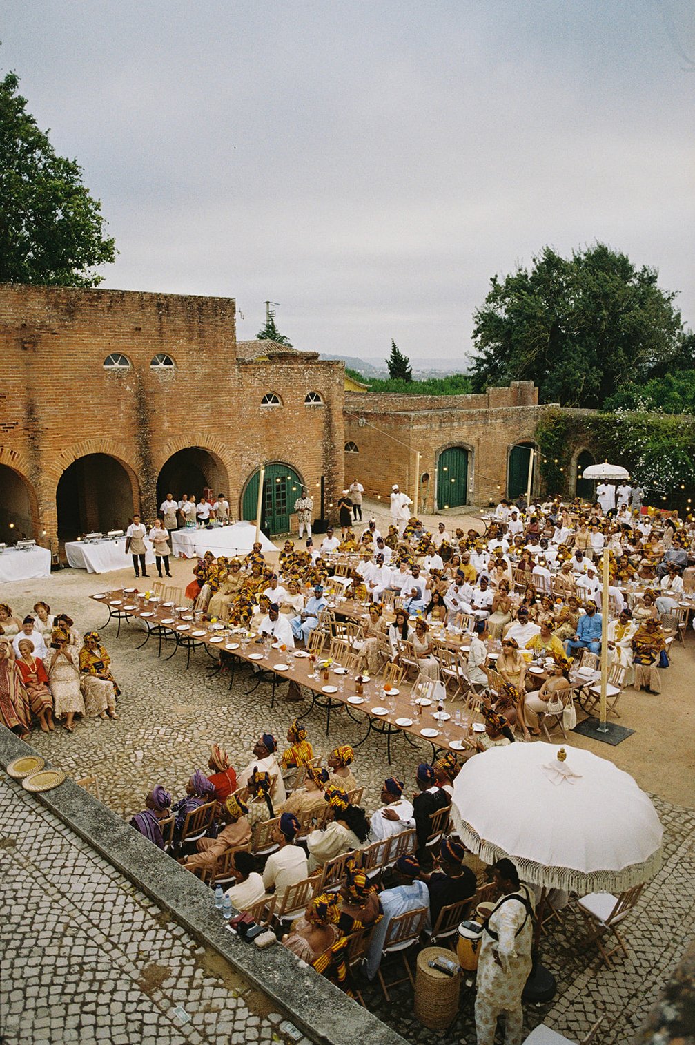un mariage nigérian coloré avec beaucoup de danse