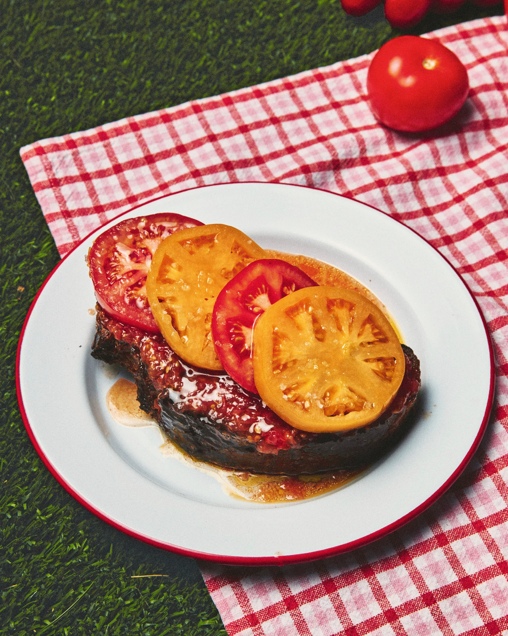 Tomate garnie de tomates sur pain grillé