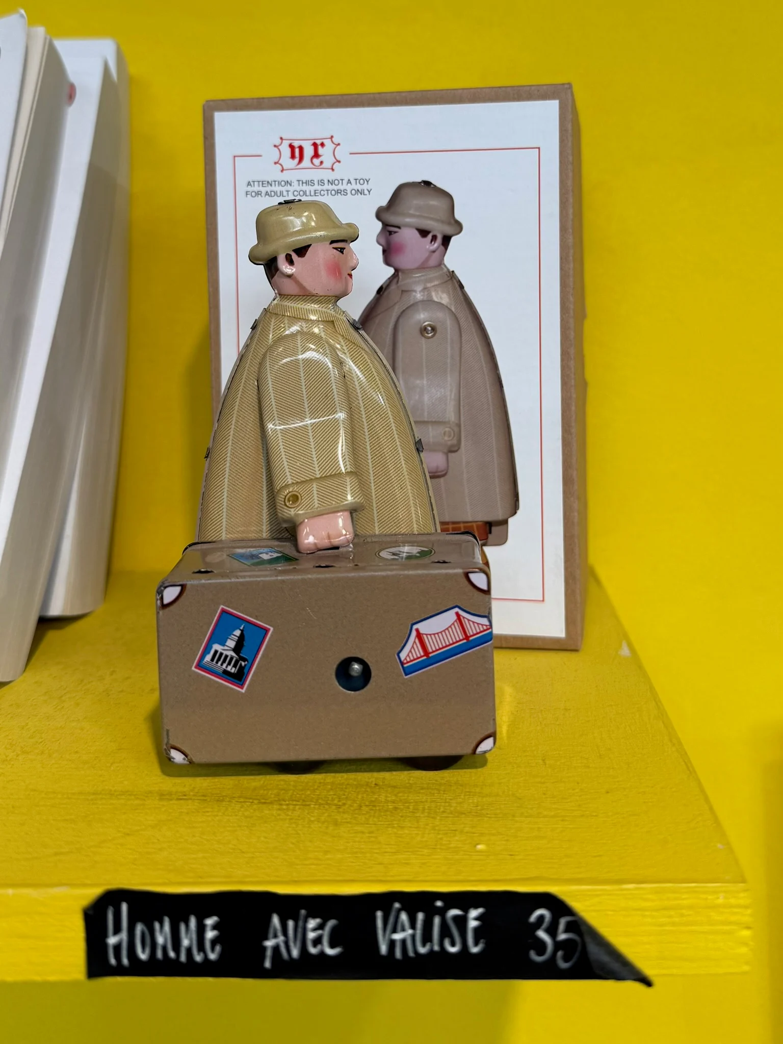 merci homme jouet avec valise