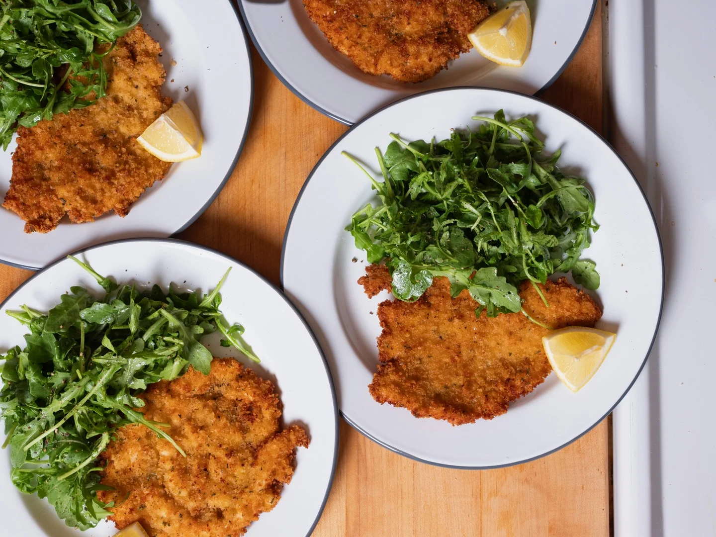Escalopes de poulet croustillantes avec salade de roquette
