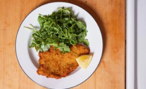 Le dîner à 25 $ : escalopes de poulet croustillantes avec salade de roquette
