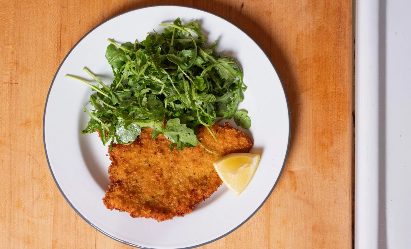 Le dîner à 25 $ : escalopes de poulet croustillantes avec salade de roquette