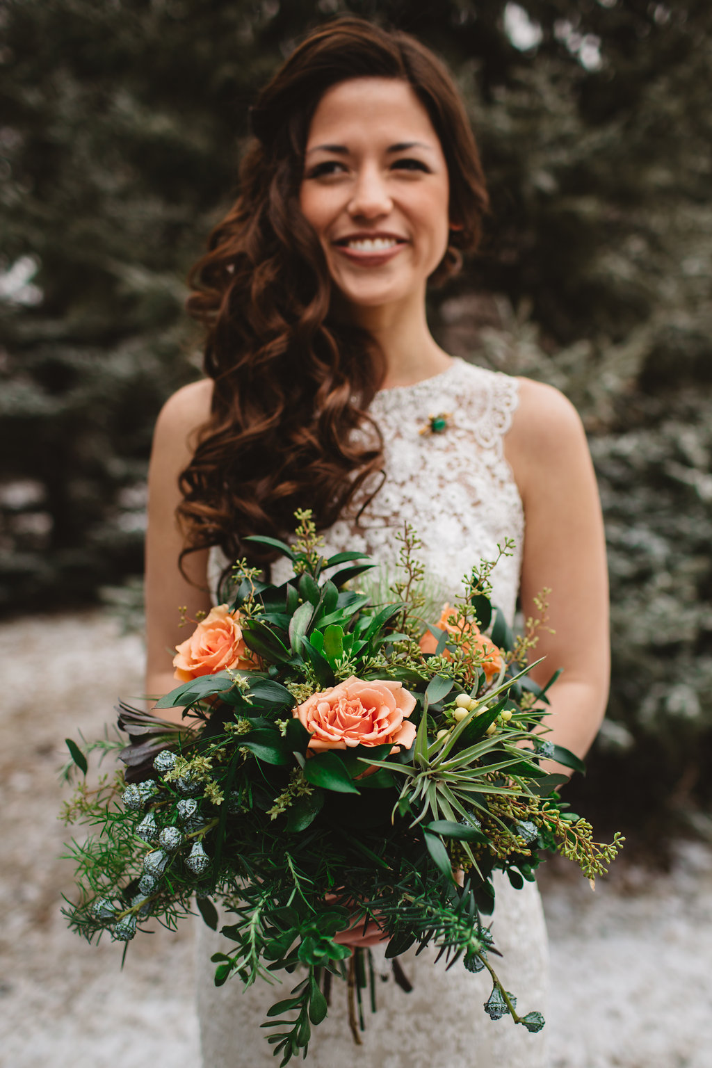Boucles latérales pour cheveux de mariage avec une torsion sur le devant