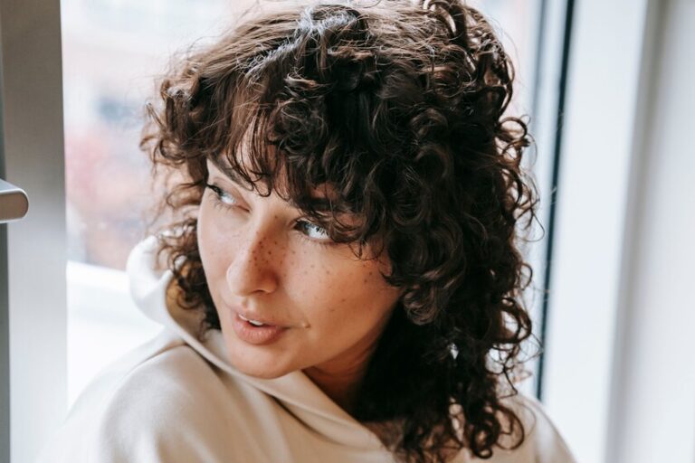 Conchi Arias, styliste experte en boucles : "Pour que les cheveux gris ne jaunissent pas, il faut les protéger de la chaleur."