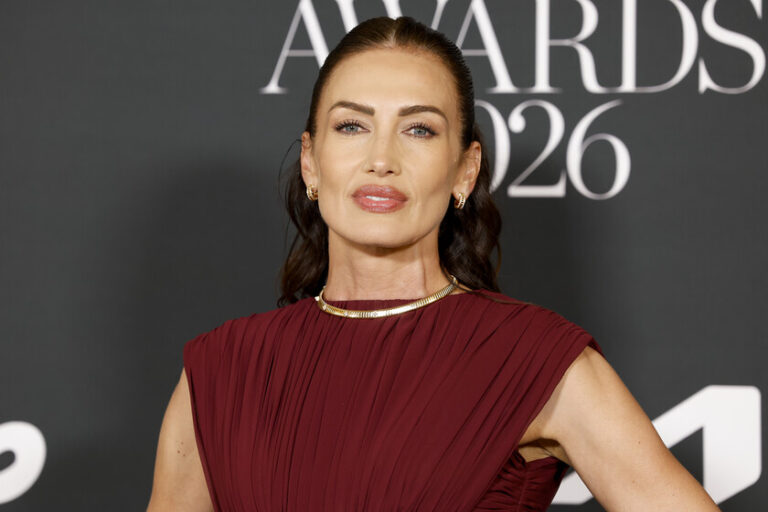 Voici comment Nieves Álvarez élimine la fatigue oculaire : "J'applique une bonne quantité de contour des yeux en masque puis j'utilise un film plastique."
