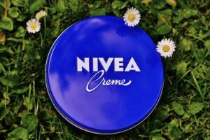 Les pharmaciens sont d’accord : "La crème bleue Nivea en conserve agit comme un bouclier protecteur nous empêchant de perdre en hydratation, mais elle n'a aucun effet anti-âge."