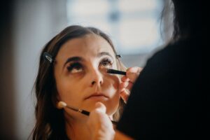 Plusieurs maquilleurs sont d’accord : "Pour corriger les cernes sur les peaux matures, vous devez utiliser un pré-correcteur rose ou pêche, et par-dessus un correcteur normal de votre teinte."