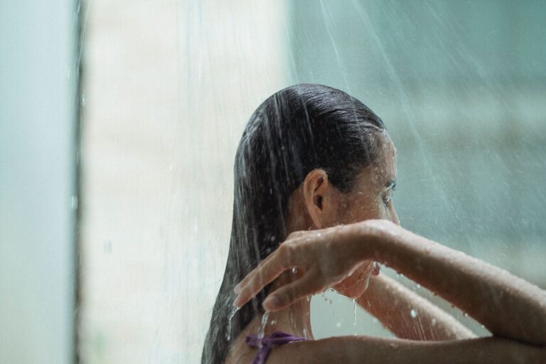 Didac Marín, dermatologue : "Pour lutter contre la chute des cheveux en automne, il est conseillé de prendre des douches courtes et avec de l'eau le moins possible."