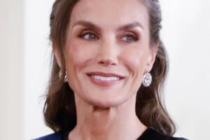 Cinq jupes midi super élégantes inspirées de la reine Letizia que l'on portera avec des talons hauts en octobre 2026