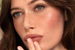 Les maquilleurs sont d’accord : "Repasser tout le contour des lèvres en dehors de leur ligne naturelle n'est pas toujours la meilleure stratégie"
