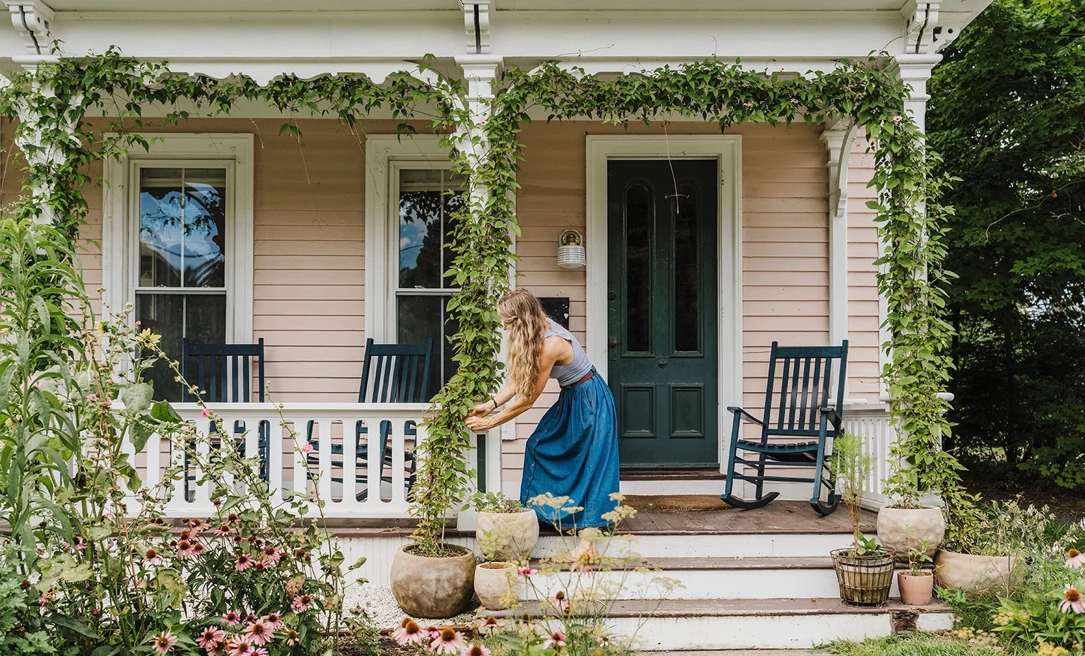 La maison colorée de Sharon Beesley explose avec des trouvailles de bonne volonté