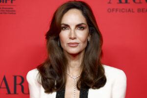 Rosa Roselló, experte en maquillage : "Pour mettre en valeur les yeux marrons, appliquez une ombre marron ou bronze dans le coin extérieur et estompez vers le centre."