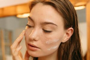 Les maquilleurs sont d'accord : après 50 ans, la crème Nivea en flacon bleu est une alliée de taille pour éviter l'apparition de rides d'expression lors du maquillage.