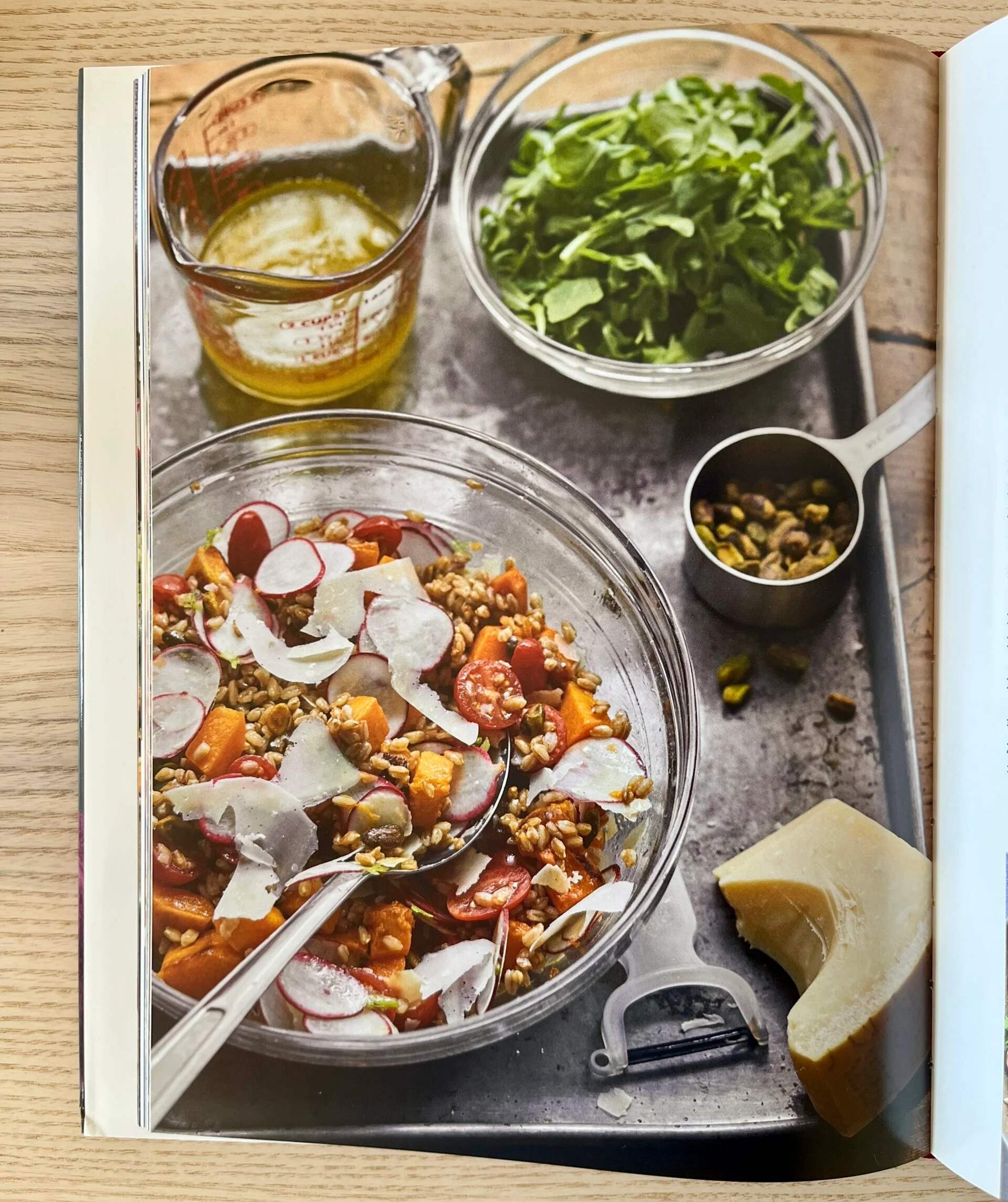 Salade farro Ina Garten simplement dans un livre de recettes