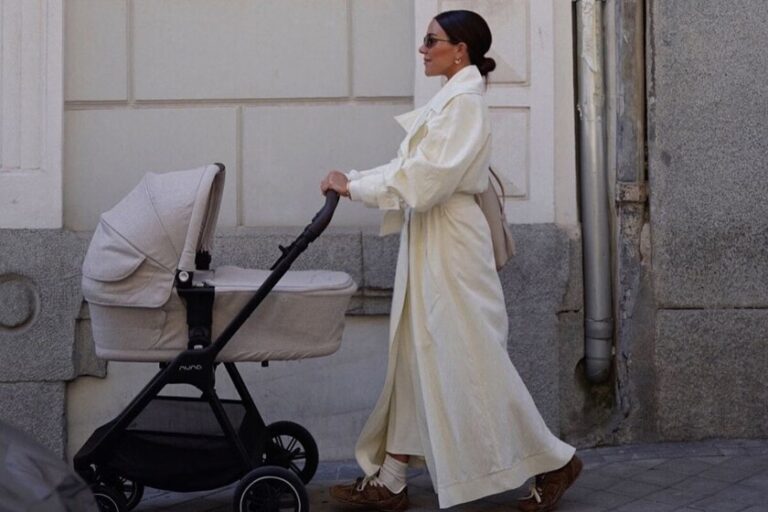 L'astuce du styliste pour les femmes petites qui vous aide à choisir le manteau parfait : « Le plus important est de définir la taille »