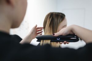 Un coiffeur et un trichologue sont d'accord : « Les cheveux ne s'habituent pas au lisseur. Même s'ils paraissent plus jolis lorsqu'on l'utilise, les dégâts s'accumulent »