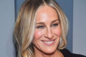 Les maquilleurs sont d’accord : "Le meilleur crayon à sourcils pour les femmes qui sont passées du gris est une teinte un ou deux fois plus claire que leurs cheveux, en particulier sur les visages matures."