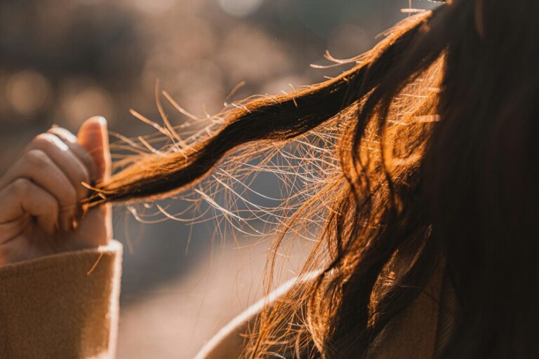 Les experts sont d’accord : "Pour coiffer les cheveux crépus, utilisez de l'air doux et ne placez pas l'embout du sèche-linge directement sur les cheveux. Cela l’abîme, la déshydrate et provoque des frisottis."