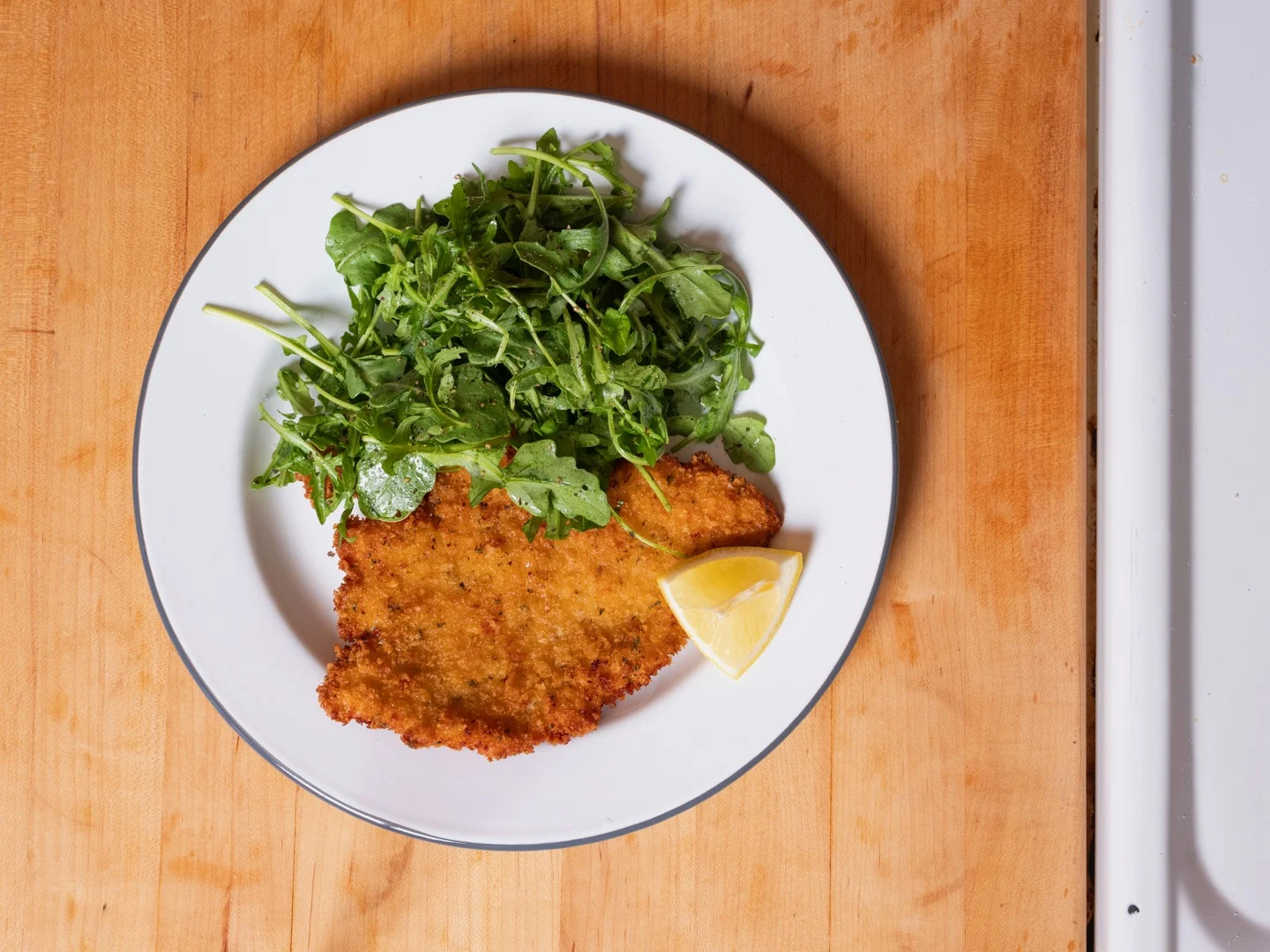 Escalopes de poulet croustillantes avec salade de roquette